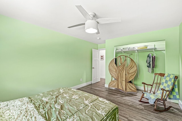 bedroom featuring wood finished floors, baseboards, a closet, and ceiling fan