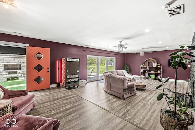 living area featuring ceiling fan, wood finished floors, recessed lighting, and baseboards