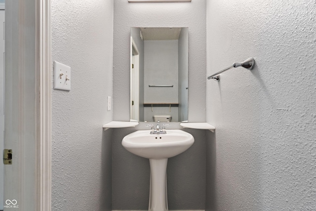 4136 Orchard Valley Ln, Indianapolis, IN 46235 - bathroom featuring a textured wall
