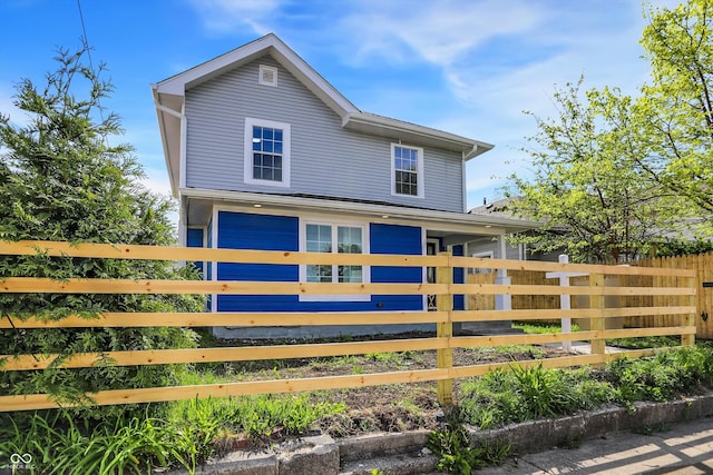 view of front of home featuring a fenced front yard