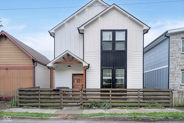 1009 Harrison St, Indianapolis, IN 46202 - view of front facade with a fenced front yard and board and batten siding