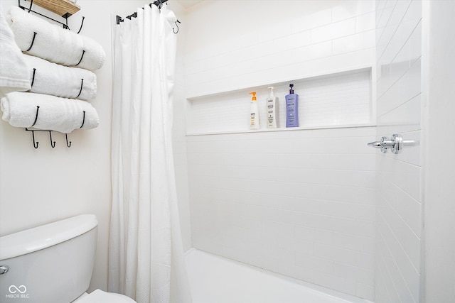1009 Harrison St, Indianapolis, IN 46202 - full bath featuring toilet and shower / tub combo with curtain