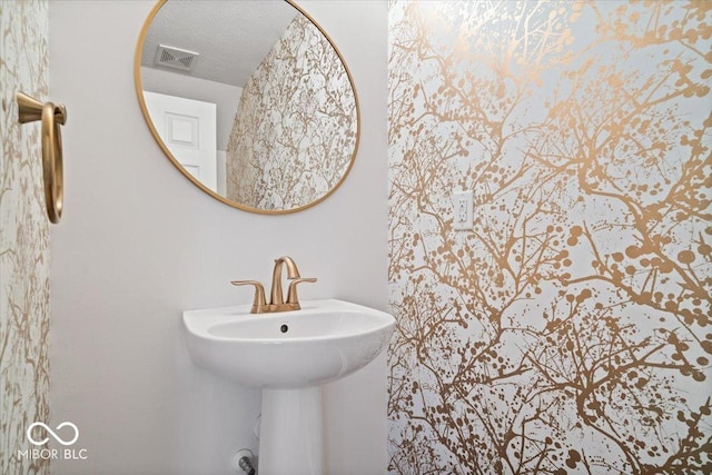 2405 N Park Ave, Indianapolis, IN 46205 - bathroom featuring a sink