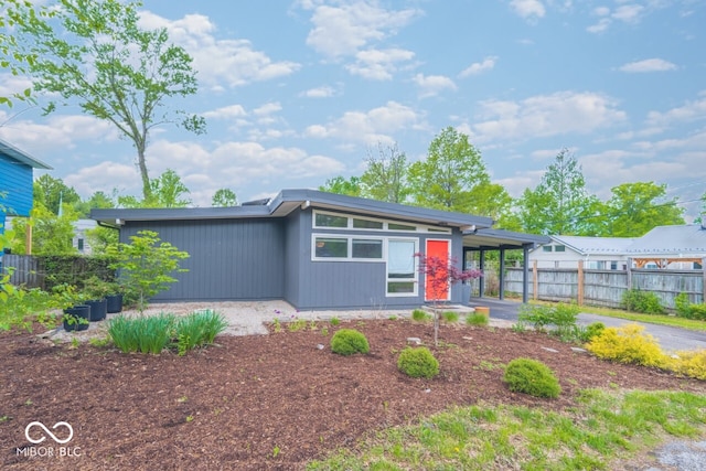 view of front of property featuring fence