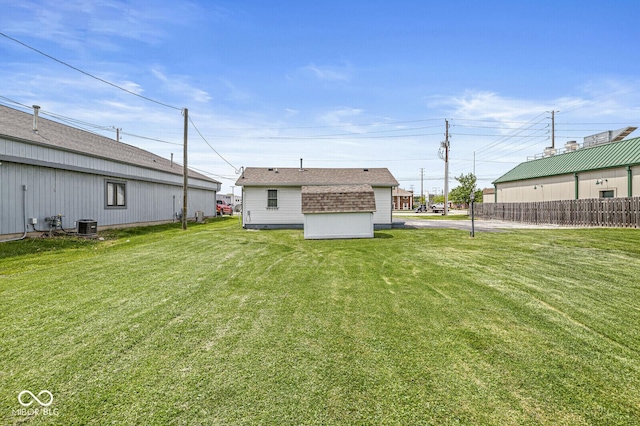 1391 N Shadeland Ave, Indianapolis, IN 46219 - view of yard featuring central AC