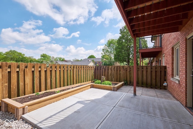 1142 Canterbury Sq S Unit B, Indianapolis, IN 46260 - view of patio / terrace featuring a fenced backyard