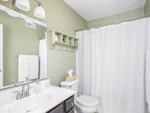 full bathroom with toilet, vanity, a textured ceiling, and a shower with curtain