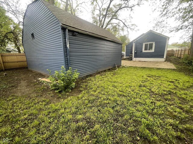 view of yard with an outbuilding