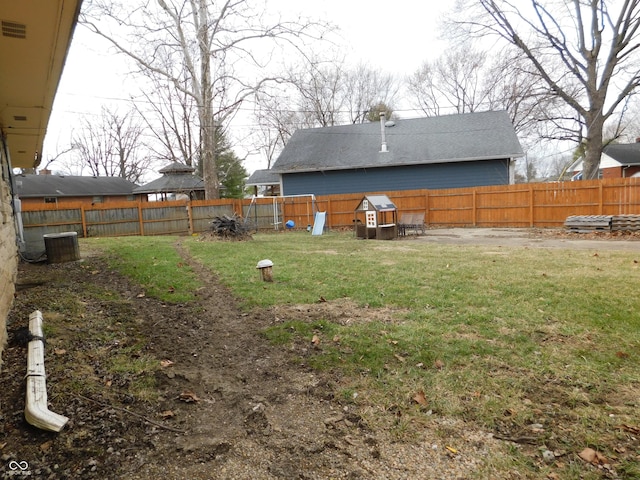 2867 S Oakland Dr, Shelbyville, IN 46176 - view of yard featuring central AC
