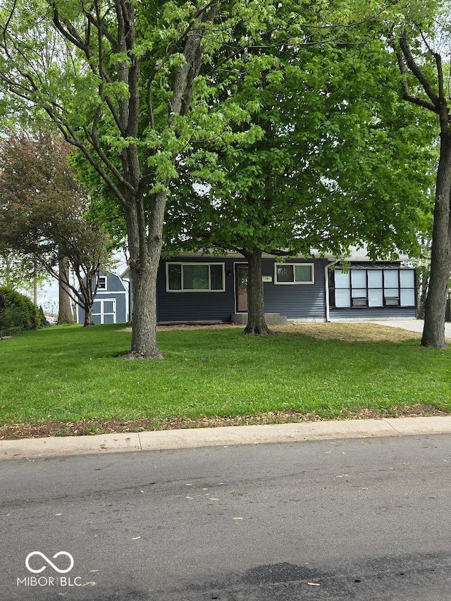 706 Alexander St, Greenwood, IN 46143 - view of front facade featuring a front lawn