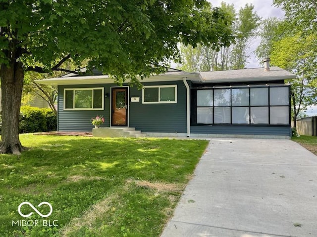 706 Alexander St, Greenwood, IN 46143 - view of front of property with a front lawn