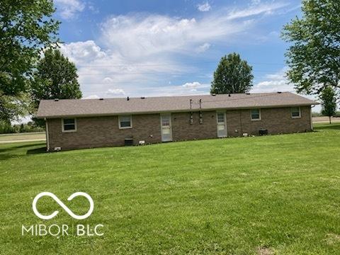 2940 W 53rd St, Anderson, IN 46011 - rear view of house featuring a lawn