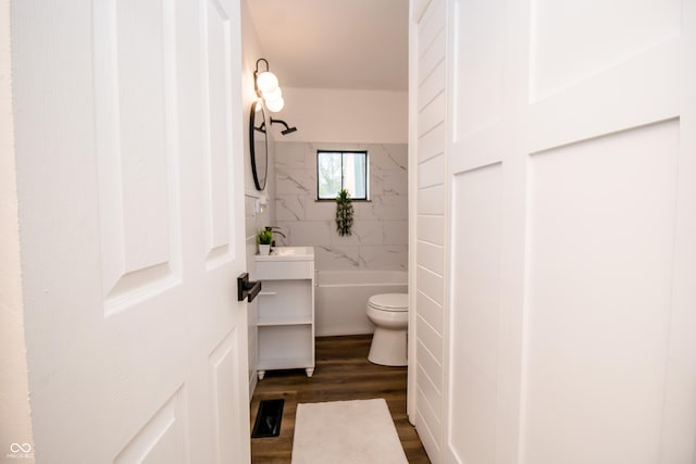 648 Market St, Hope, IN 47246 - full bath featuring toilet, wood finished floors, vanity, and a tub