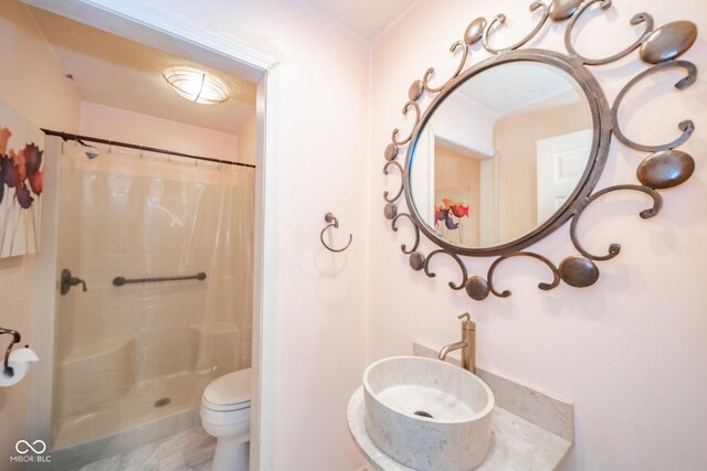 full bath with a sink, a shower with curtain, and toilet