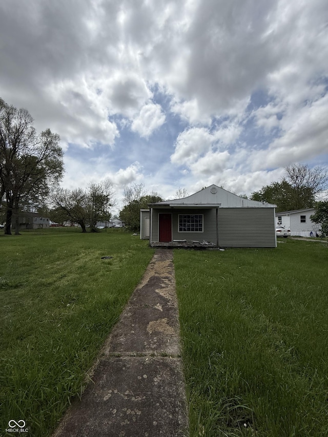 view of front of property with a front lawn
