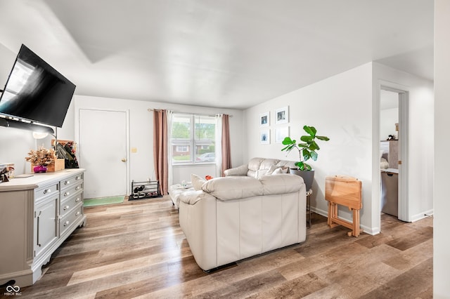 5120 Apache Ct, Columbus, IN 47203 - living area with light wood finished floors and baseboards