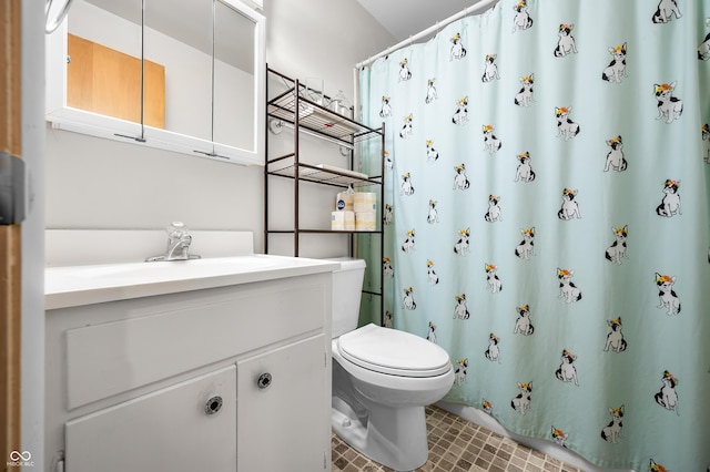 5120 Apache Ct, Columbus, IN 47203 - full bathroom with toilet, vanity, and a shower with curtain