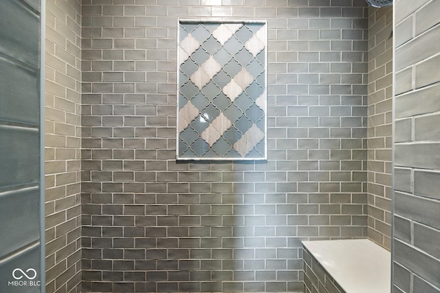 629 Perry Ln, West Lafayette, IN 47906 - bathroom featuring tiled shower