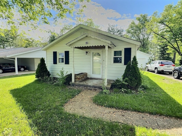 bungalow featuring a front yard