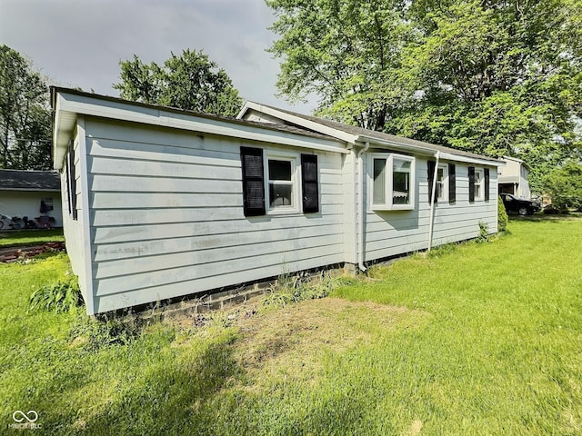 back of house featuring a lawn