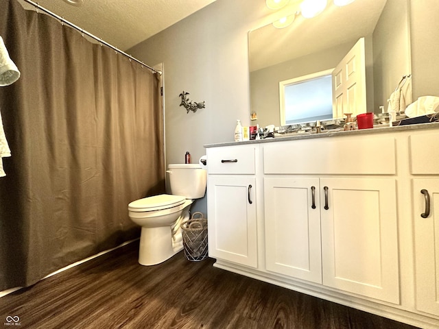 full bathroom featuring wood finished floors, toilet, vanity, and a shower with curtain