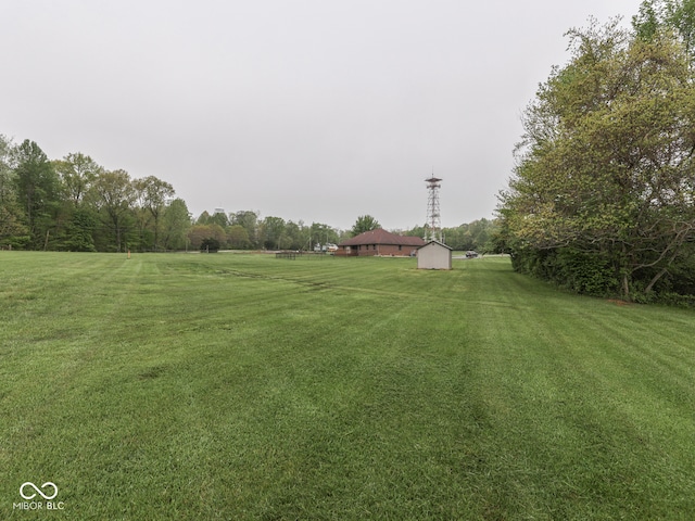 view of grassy yard featuring an outbuilding
