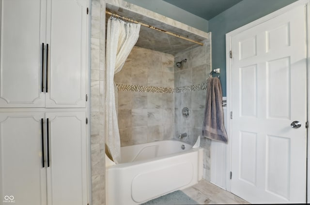 6825 Farmleigh Dr, Indianapolis, IN 46220 - bathroom featuring shower / tub combo with curtain