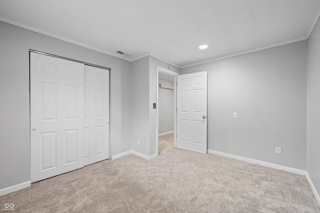 unfurnished bedroom featuring carpet, crown molding, baseboards, recessed lighting, and a closet
