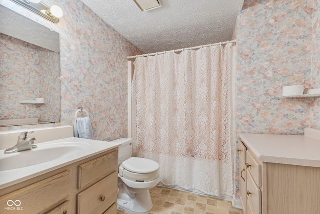 full bath with wallpapered walls, vanity, a textured ceiling, toilet, and a shower with shower curtain