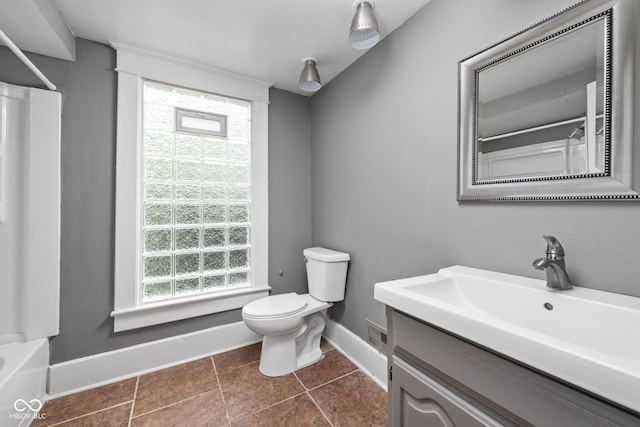 bathroom with a shower, baseboards, toilet, and plenty of natural light