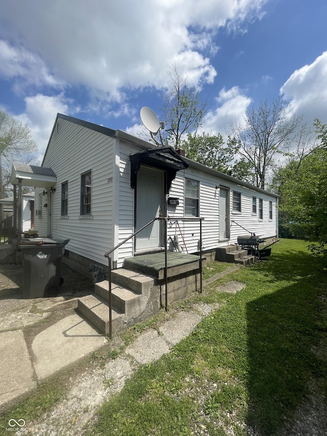 2037 Glenridge Dr, Indianapolis, IN 46218 - view of front facade with a front yard and entry steps
