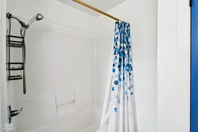 253 E Minnesota St, Indianapolis, IN 46225 - bathroom with shower / bath combo with shower curtain