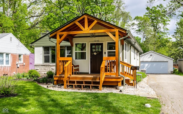 view of front of property featuring an outbuilding, a detached garage, and a front lawn