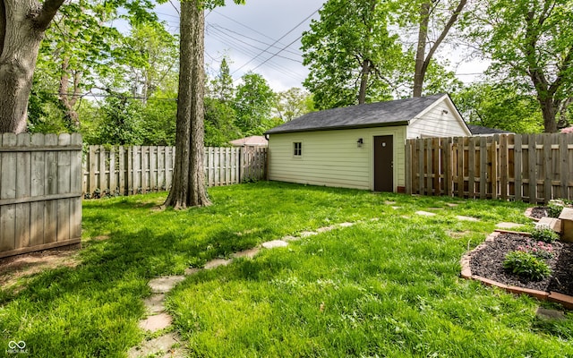 view of yard with an outbuilding