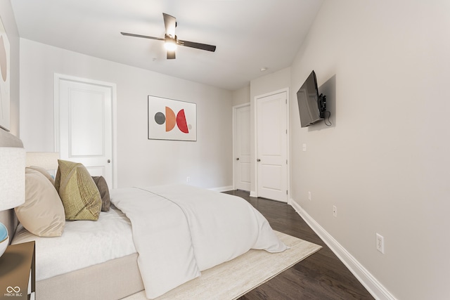 bedroom featuring dark wood-style floors, baseboards, and a ceiling fan