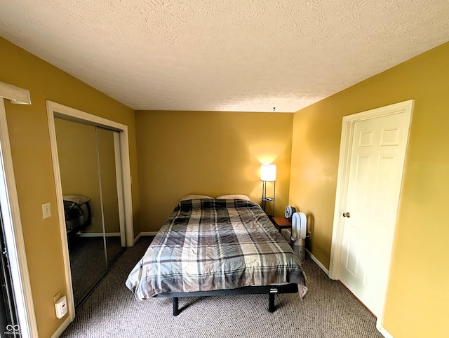 bedroom featuring carpet, a closet, and a textured ceiling