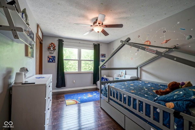 bedroom featuring hardwood / wood-style floors, a textured ceiling, baseboards, and ceiling fan