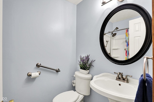 7655 N Kitchen Rd, Mooresville, IN 46158 - full bathroom with a sink, toilet, and curtained shower