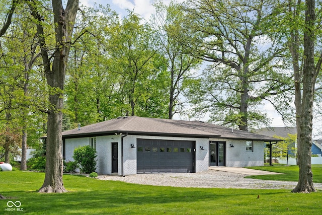 mid-century modern home featuring an attached garage, brick siding, a front lawn, and gravel driveway