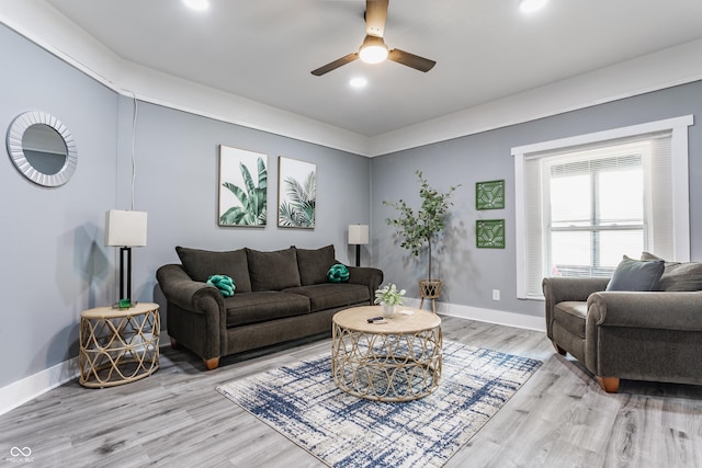 living area with ceiling fan, light wood-type flooring, baseboards, and recessed lighting
