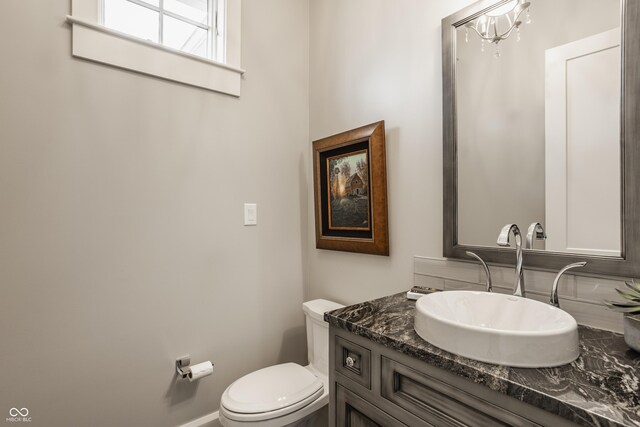 6734 W Stonegate Dr, Zionsville, IN 46077 - half bath with toilet, vanity, and backsplash