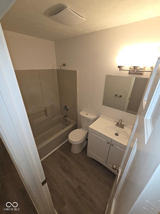 885 S Norkay St, North Vernon, IN 47265 - bathroom featuring wood finished floors, vanity, shower / washtub combination, and a textured ceiling
