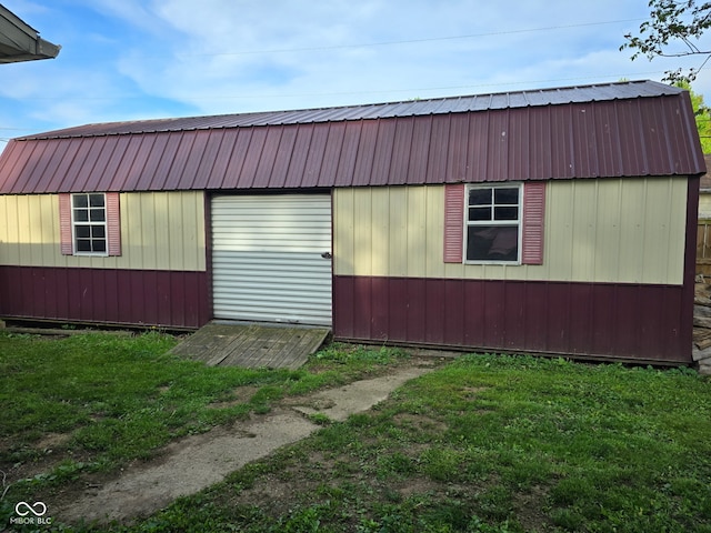 view of outdoor structure featuring an outbuilding