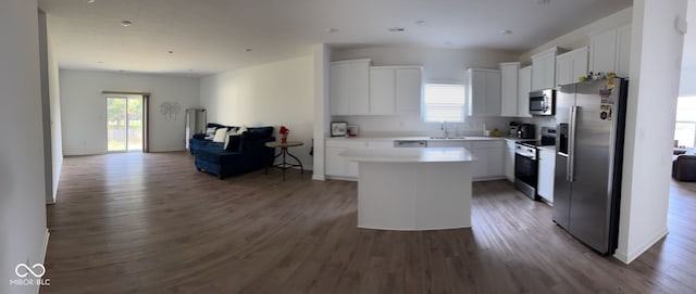 142 Winding Brook Way, Pendleton, IN 46064 - kitchen featuring appliances with stainless steel finishes, open floor plan, a sink, wood finished floors, and plenty of natural light