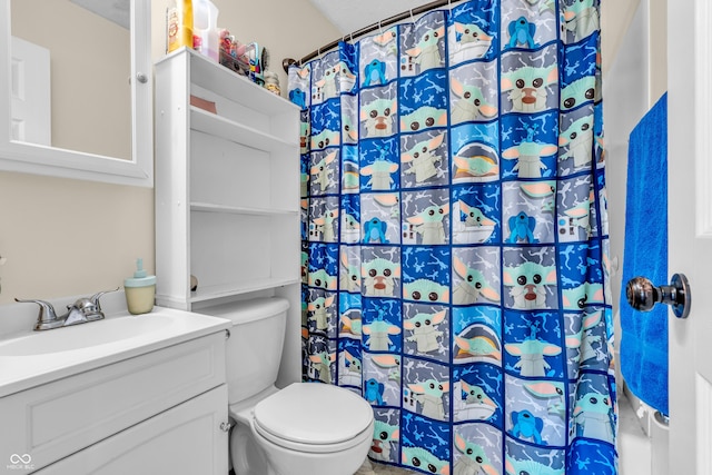 full bathroom featuring a shower with curtain, toilet, and vanity