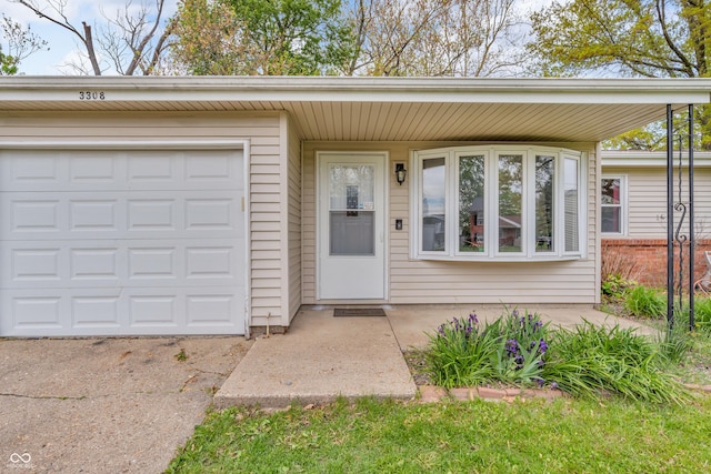 property entrance featuring driveway