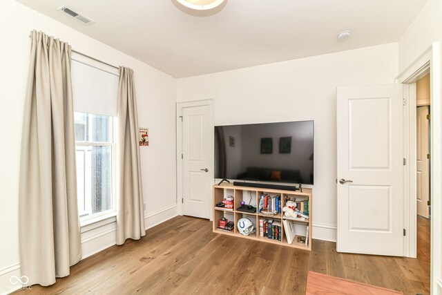 1630 N New Jersey St, Indianapolis, IN 46202 - living room with wood finished floors and baseboards