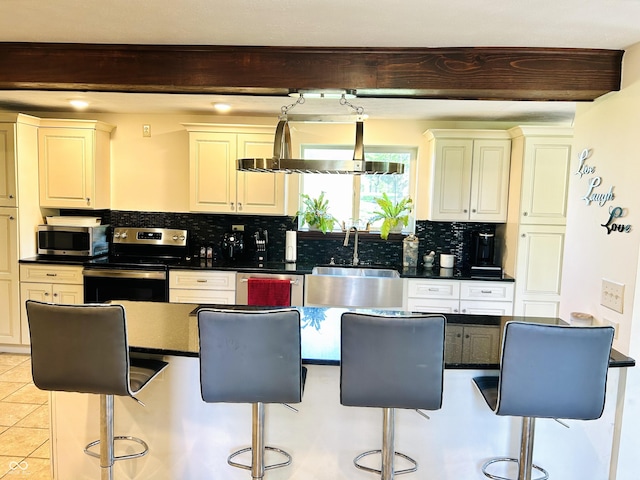 3081 Woodridge Rd, Shelbyville, IN 46176 - kitchen featuring stainless steel appliances, a sink, a kitchen breakfast bar, dark countertops, and beamed ceiling