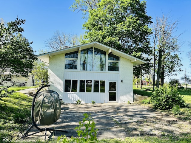 3081 Woodridge Rd, Shelbyville, IN 46176 - back of property featuring brick siding