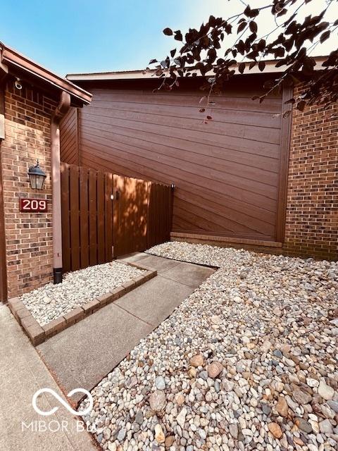 209 Brighton Ct, Greenwood, IN 46143 - view of patio / terrace